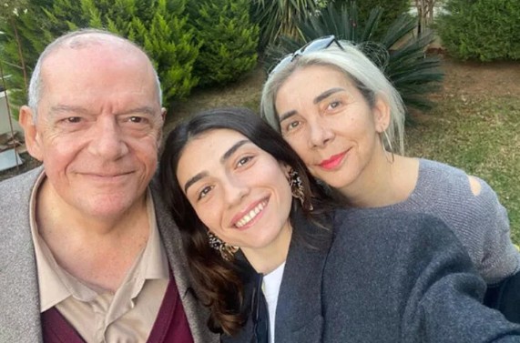 Hazar Ergüçlü yeni yıla ailesiyle girdi...